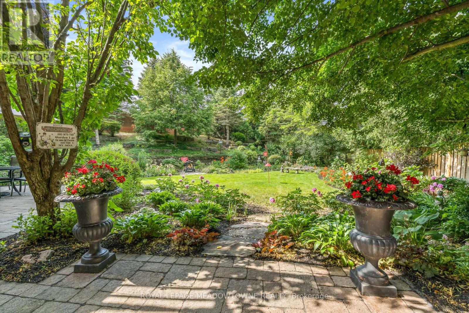 Photo 37 of 10 Janet Court, Halton Hills ON
