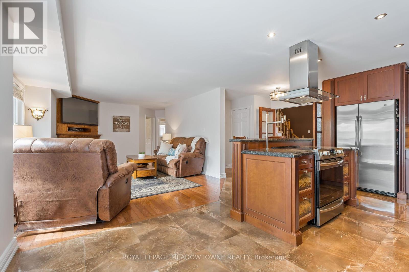 Photo 11 of 10 Janet Court, Halton Hills ON
