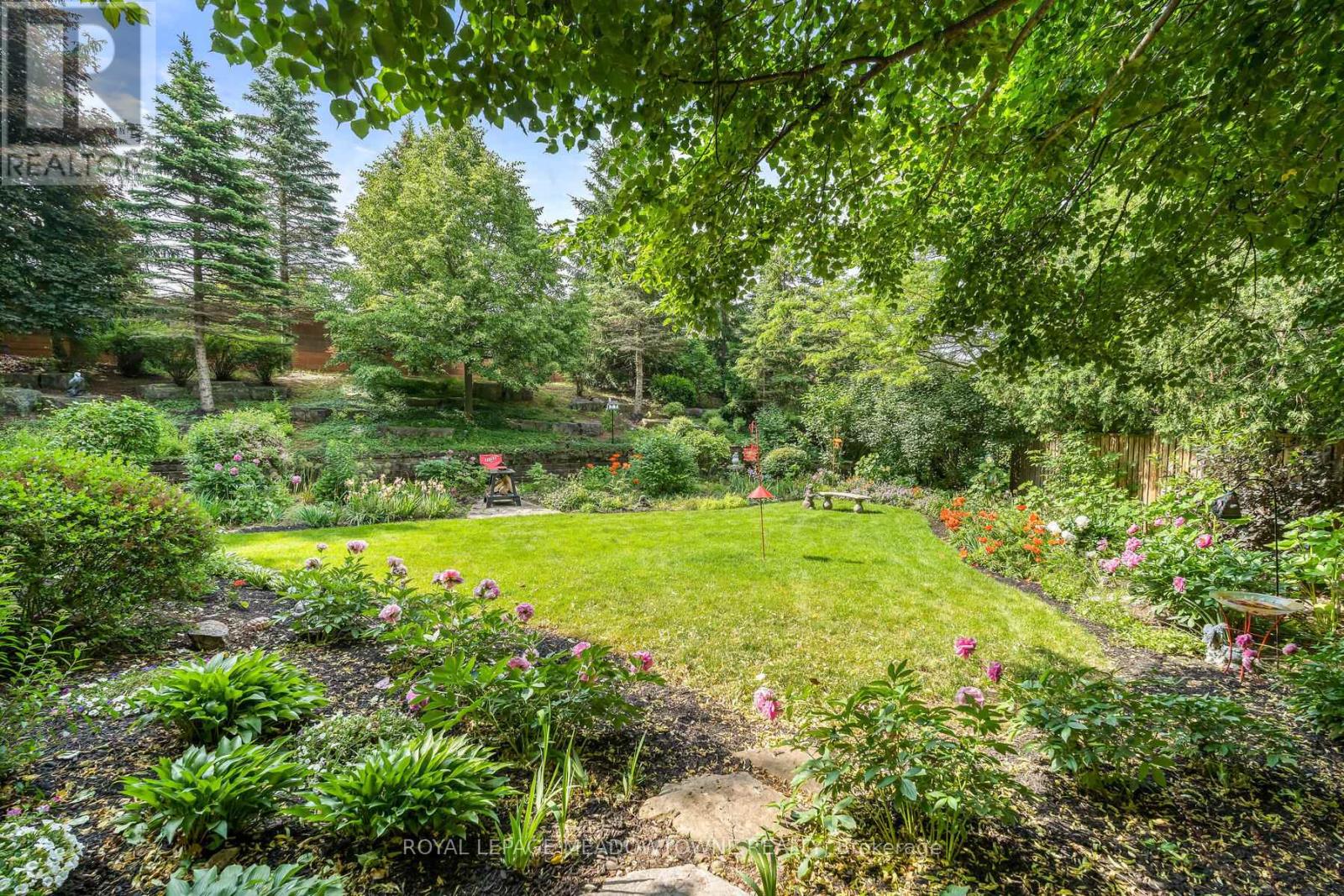 Photo 38 of 10 Janet Court, Halton Hills ON