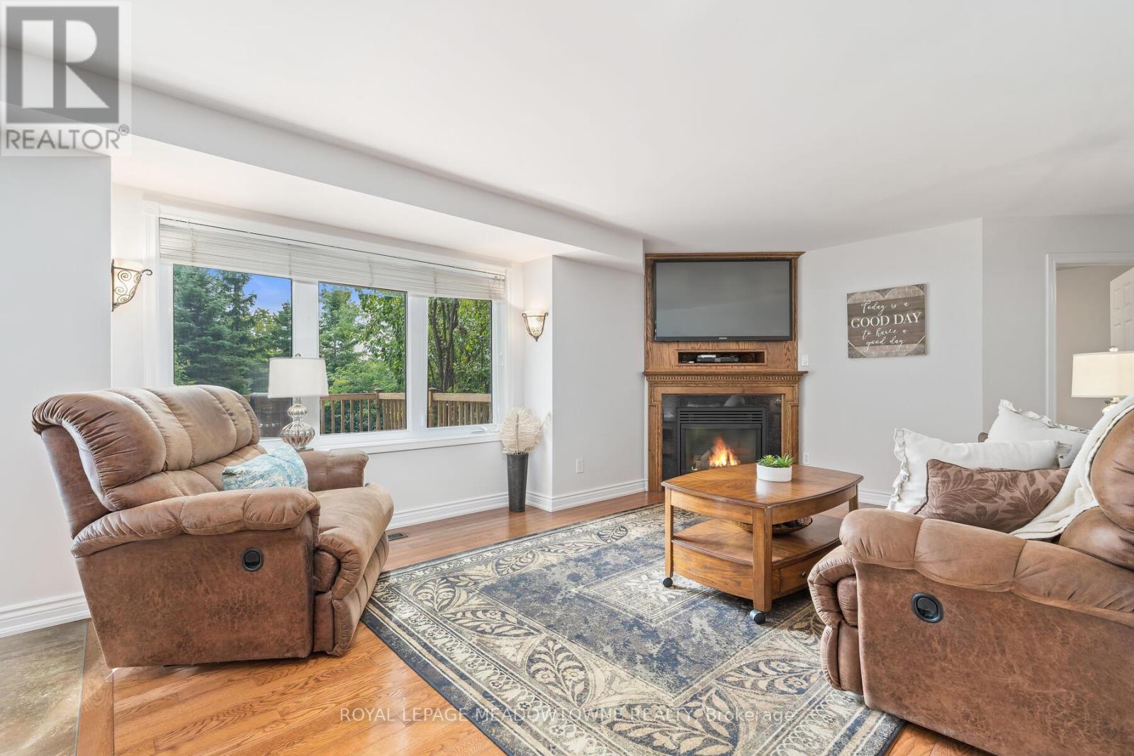 Photo 12 of 10 Janet Court, Halton Hills ON