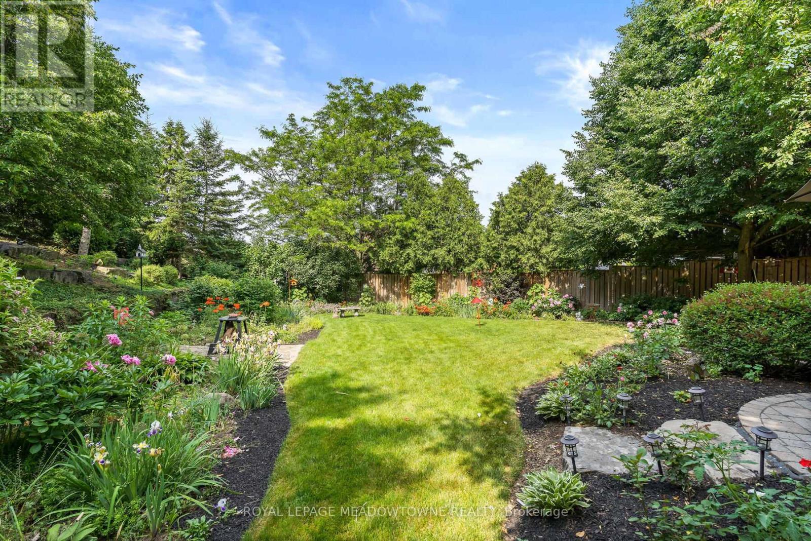 Photo 41 of 10 Janet Court, Halton Hills ON