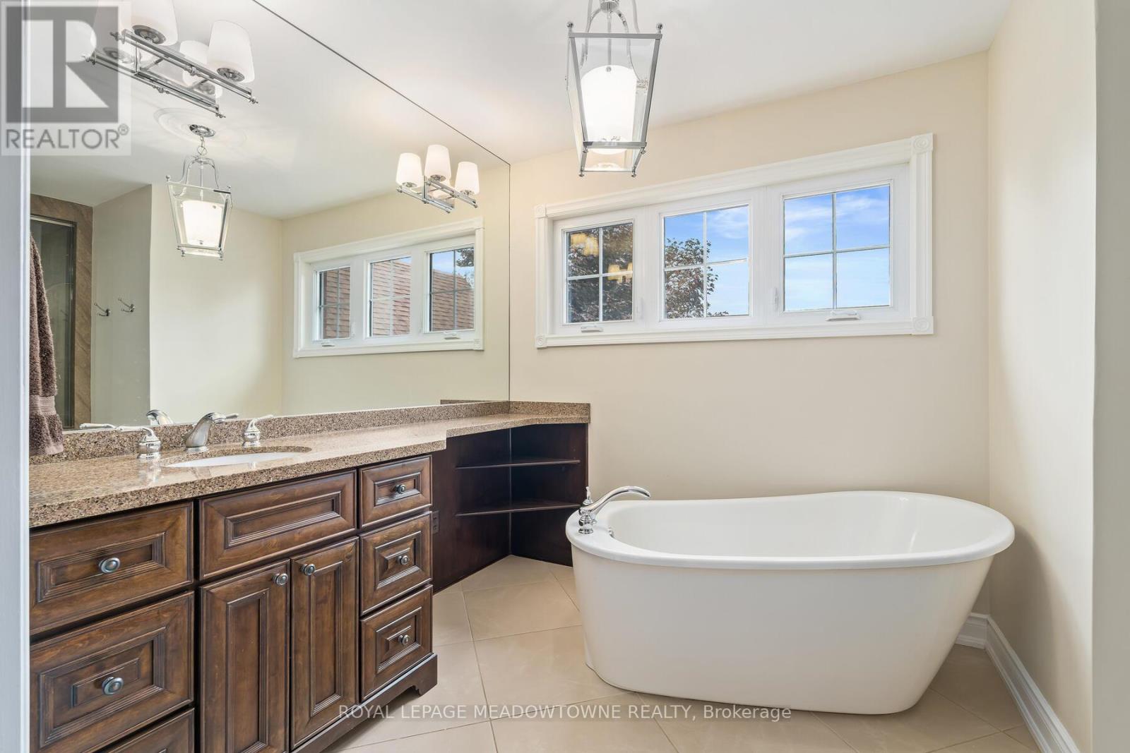 Photo 17 of 10 Janet Court, Halton Hills ON