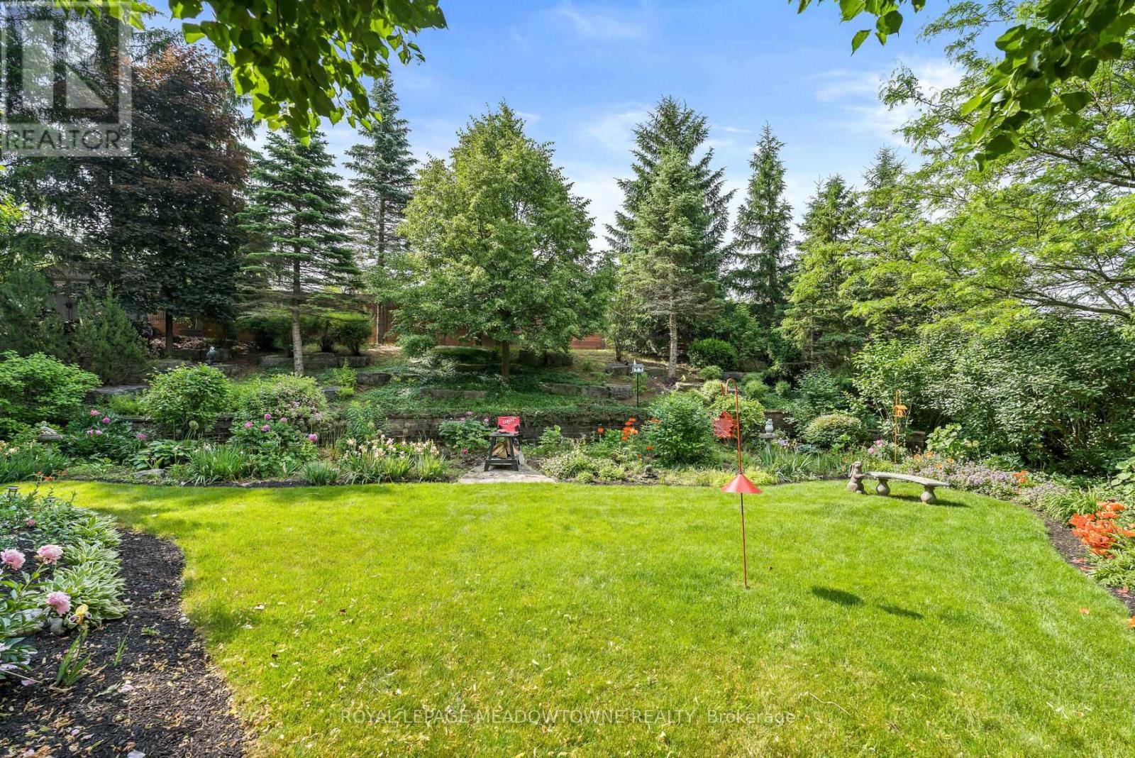 Photo 39 of 10 Janet Court, Halton Hills ON