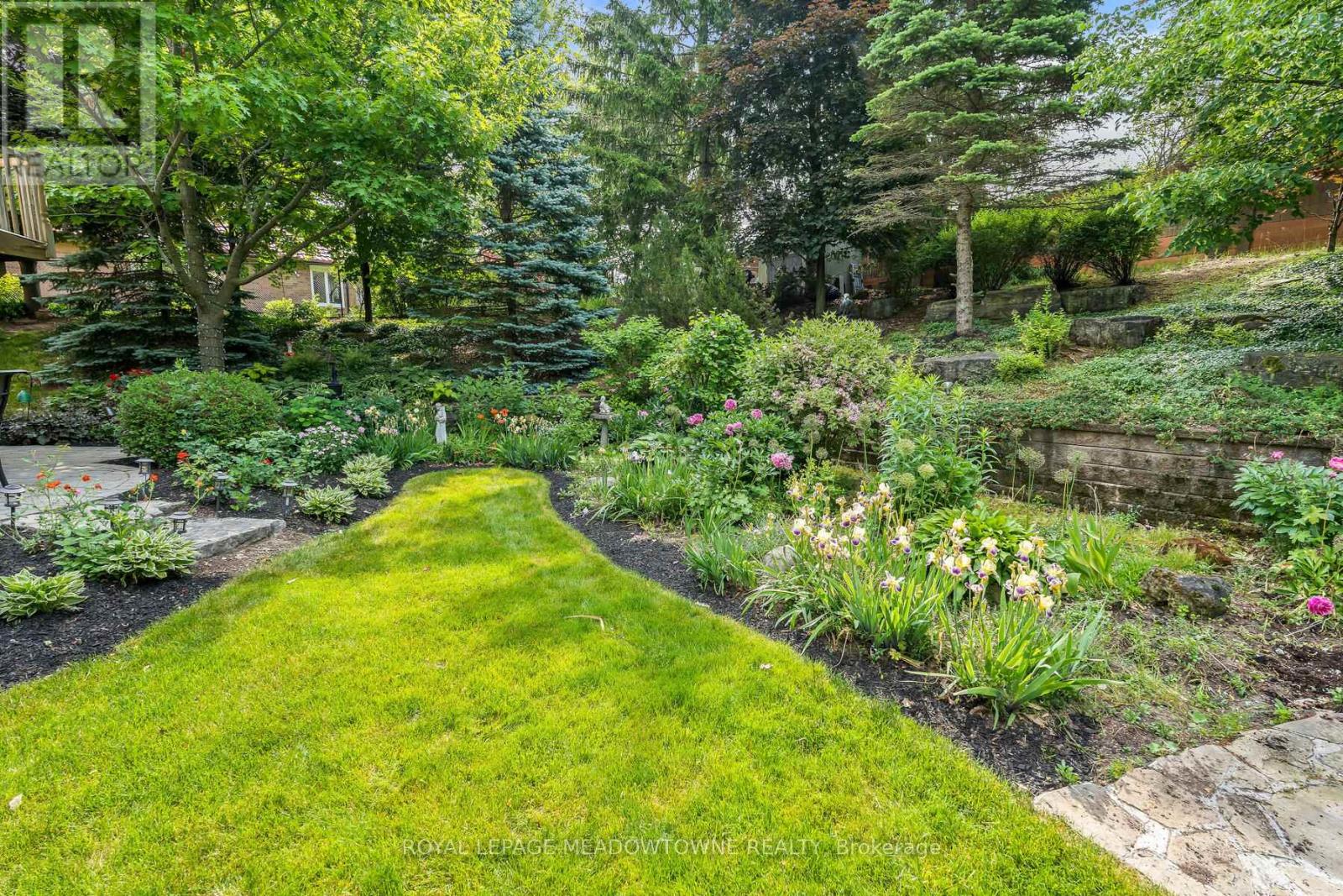 Photo 42 of 10 Janet Court, Halton Hills ON