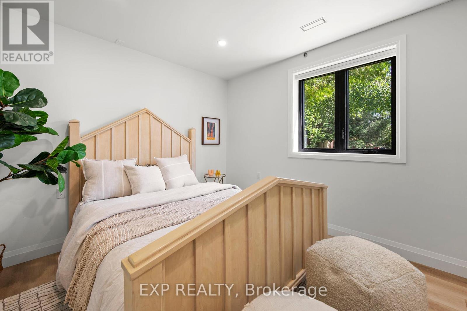 Photo 16 of 24 Shelswell Boulevard, Oromedonte ON
