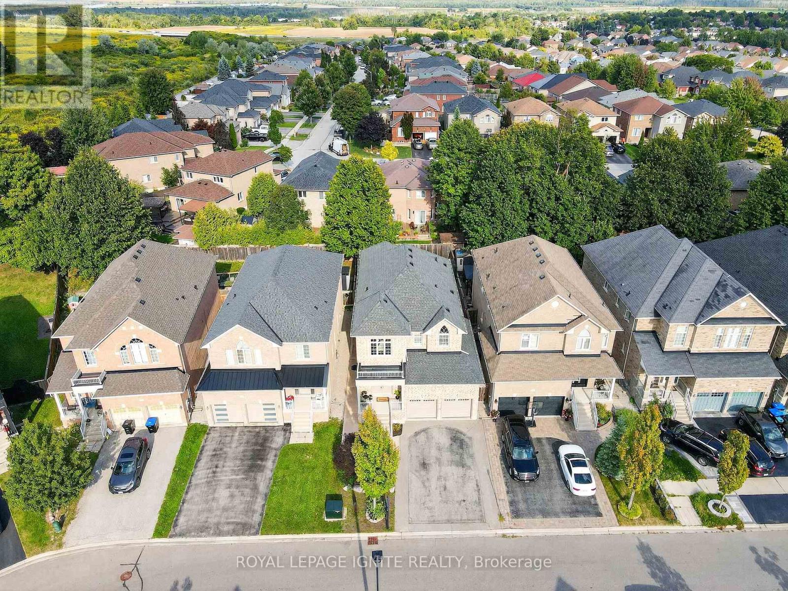 Photo 3 of 95 Chelsea Crescent, Bradford West Gwillimbury ON