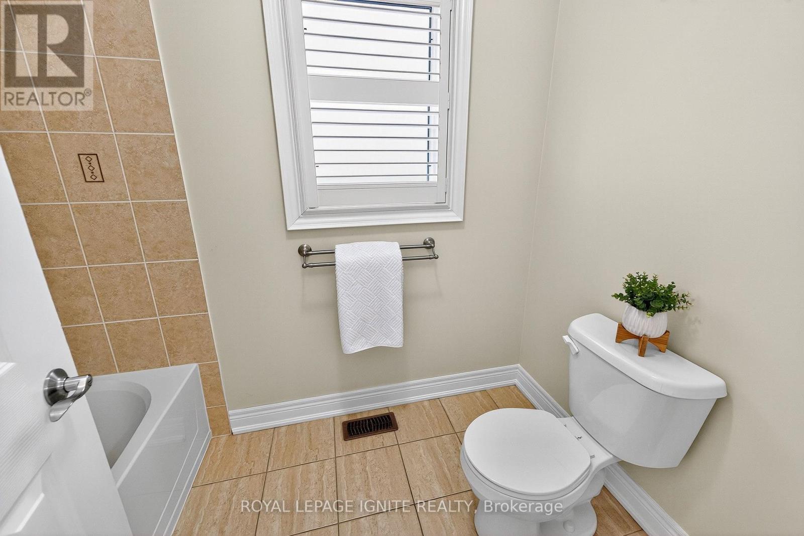 Photo 32 of 95 Chelsea Crescent, Bradford West Gwillimbury ON
