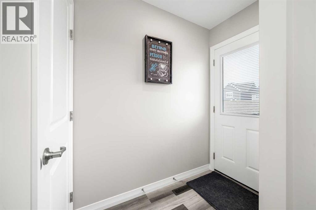 Photo 11 of 374 Magnolia Square Se, Calgary AB
