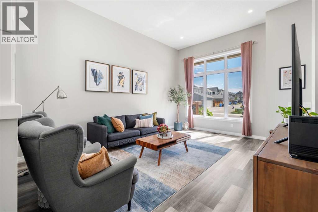 Photo 3 of 374 Magnolia Square Se, Calgary AB