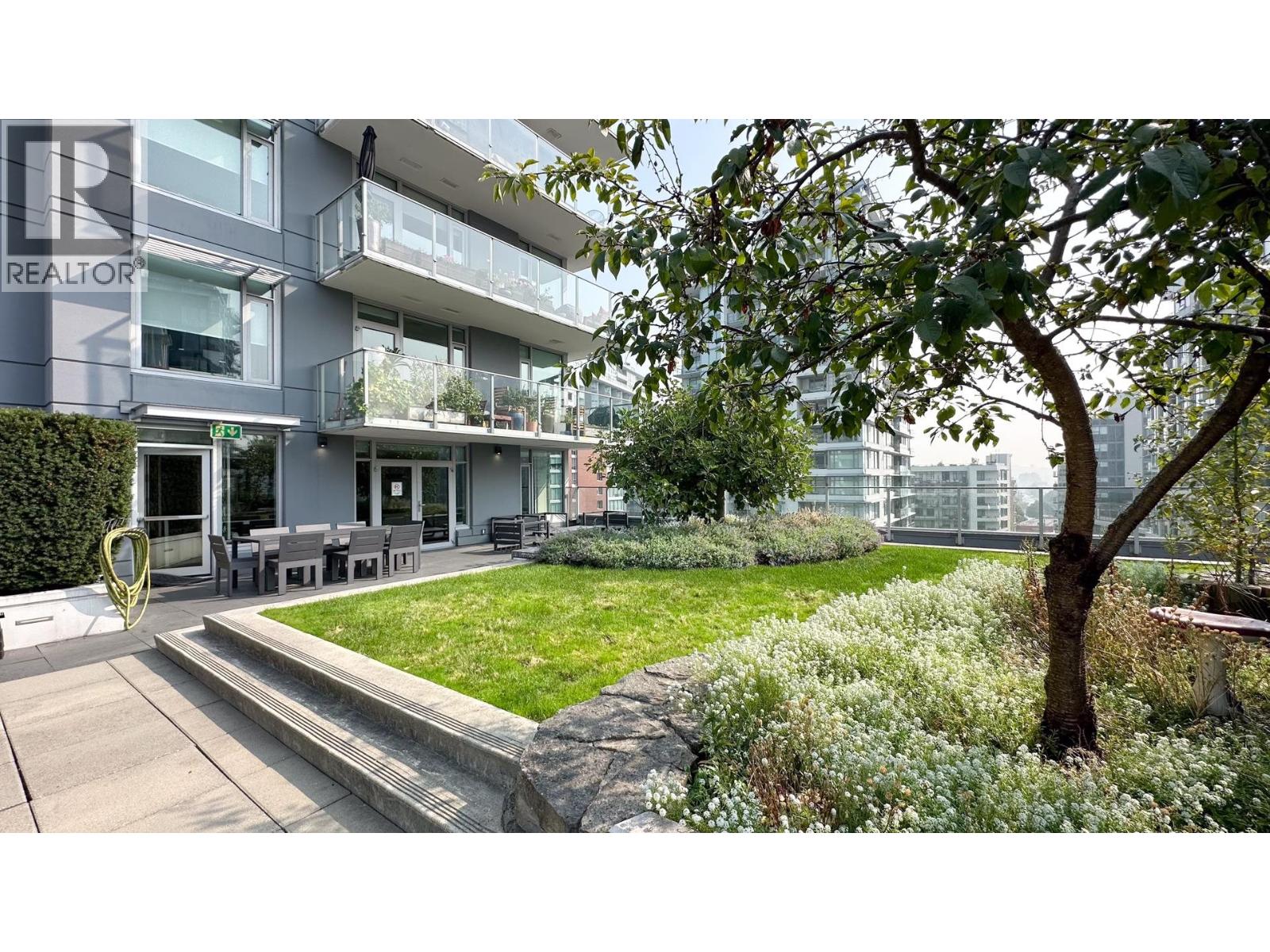 Photo 4 of 515 1661 Quebec Street, Vancouver BC