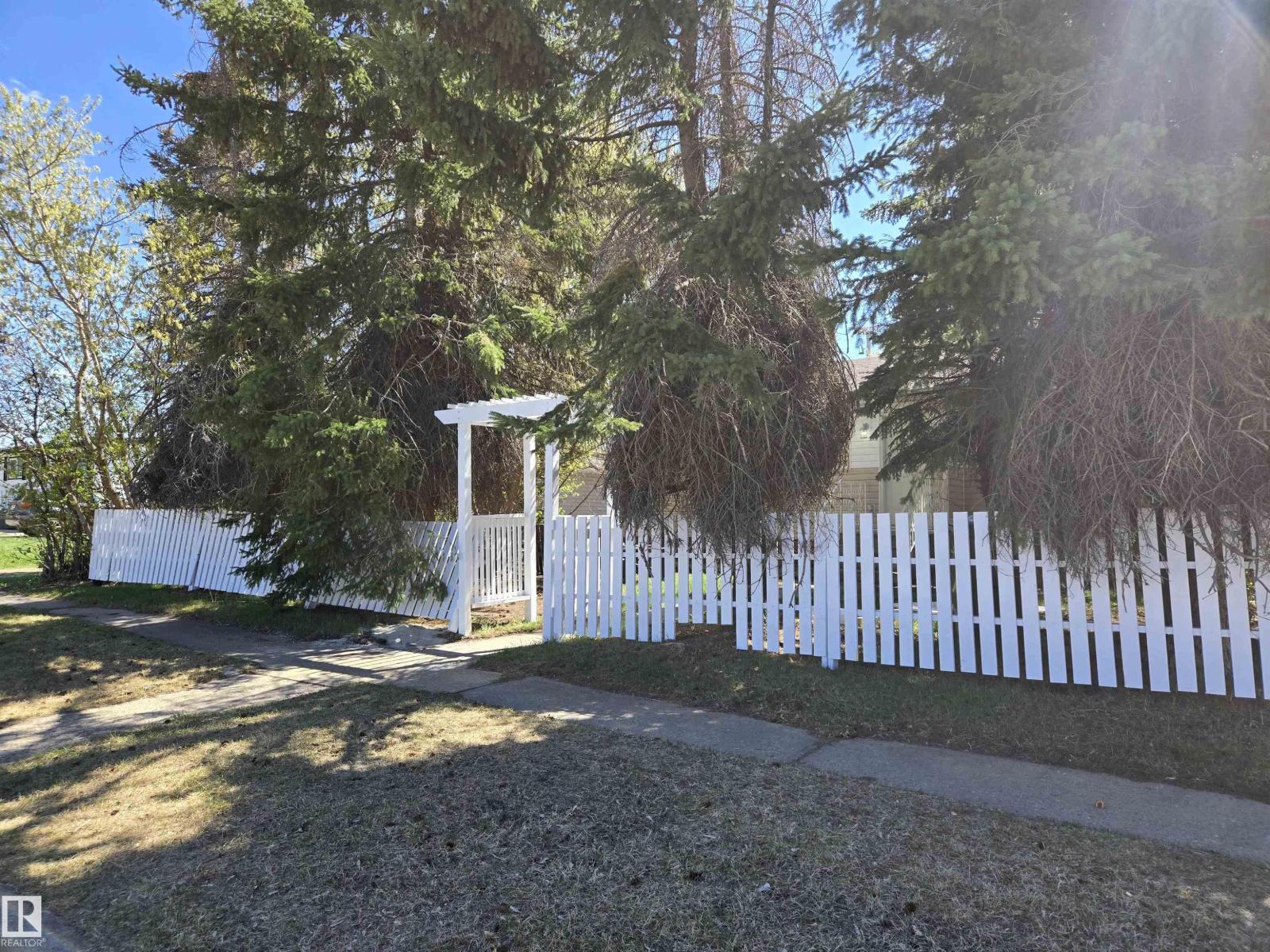 Photo 2 of 4513 53 Av, Wetaskiwin AB
