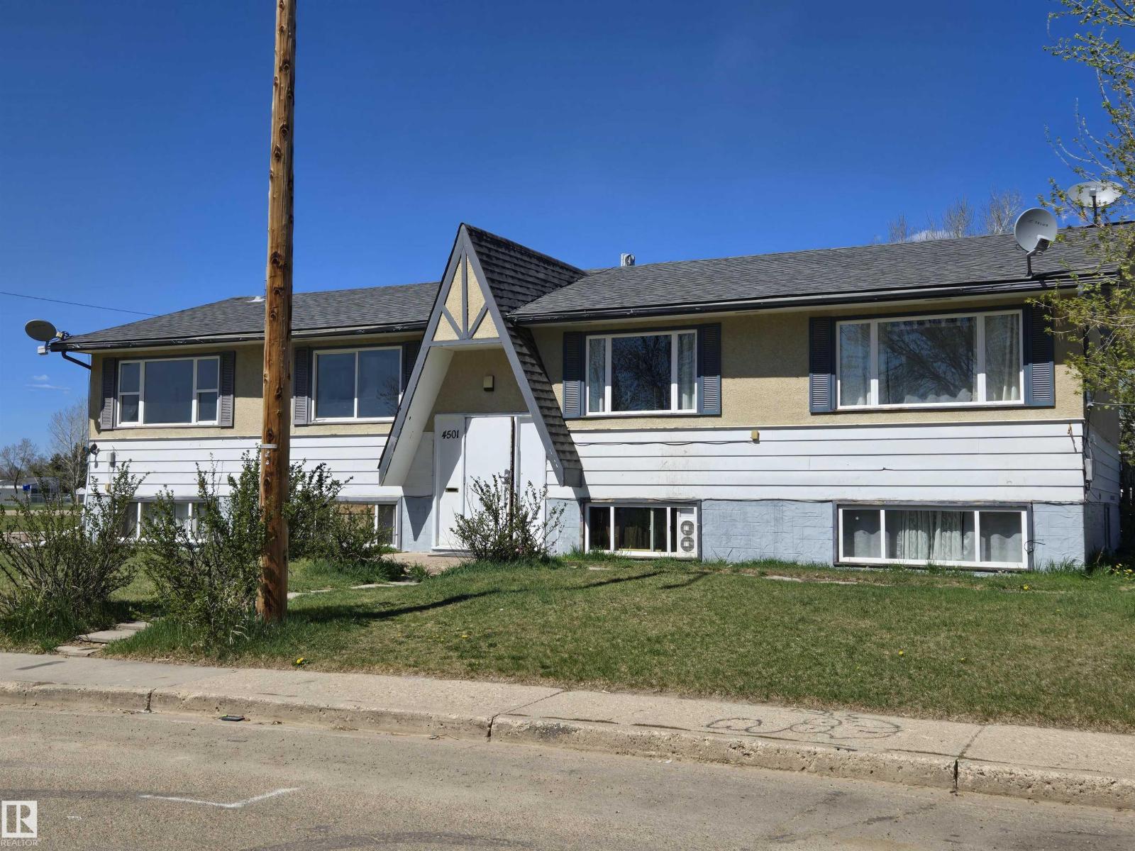 Photo 2 of 4501 47 St, Wetaskiwin AB