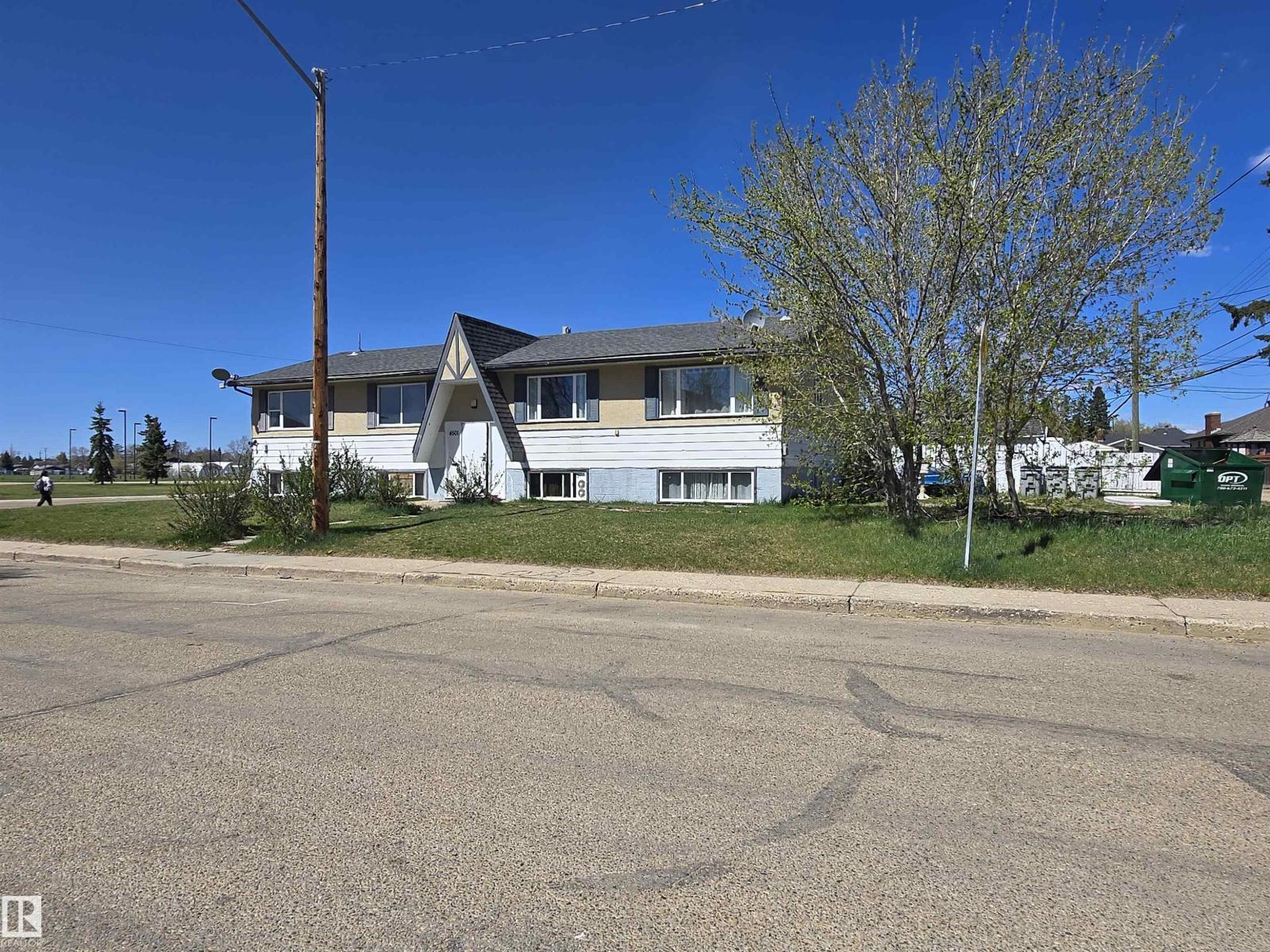 Photo 3 of 4501 47 St, Wetaskiwin AB