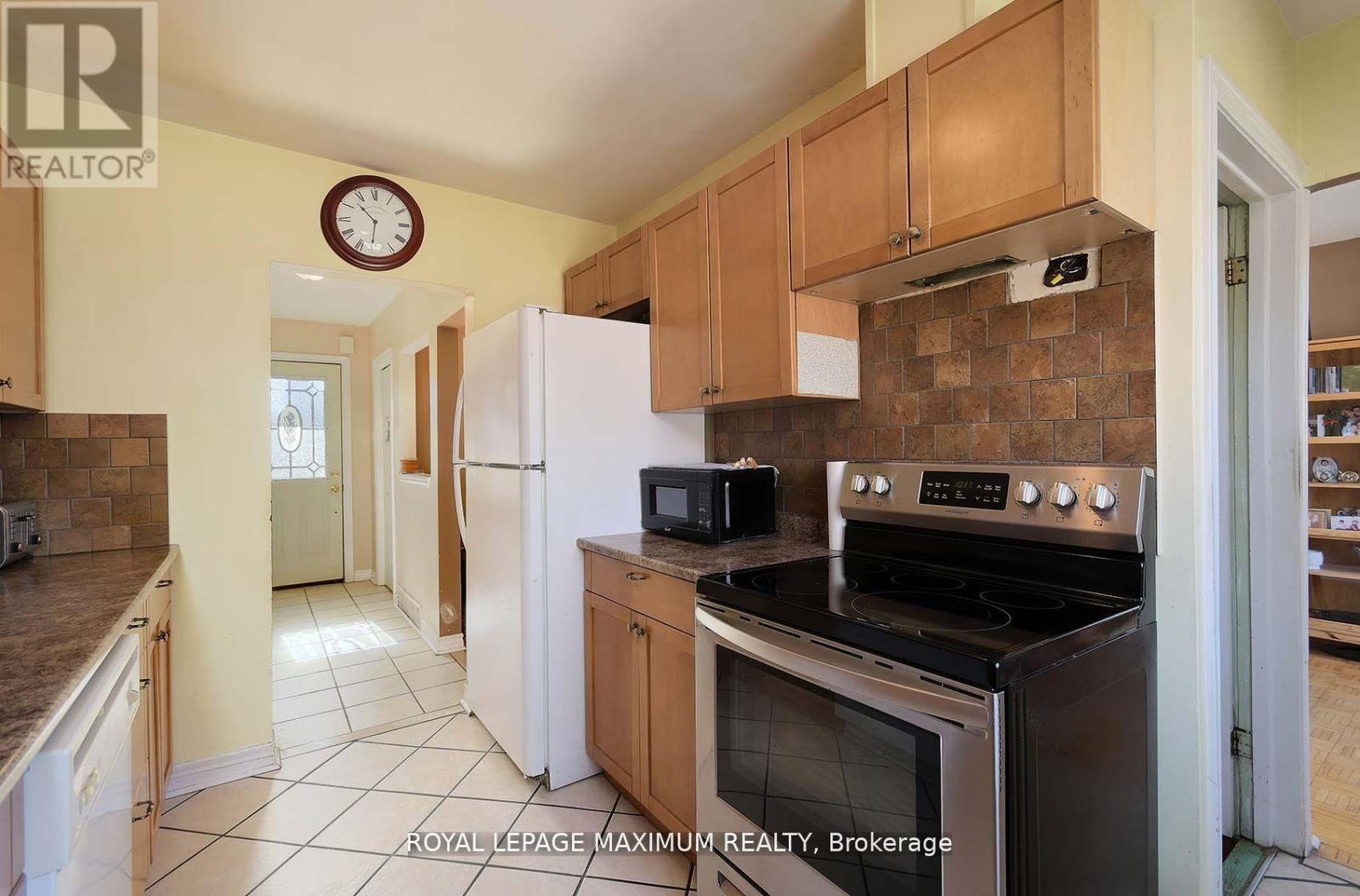 Photo 12 of 149 Leighland Avenue, Oakville ON