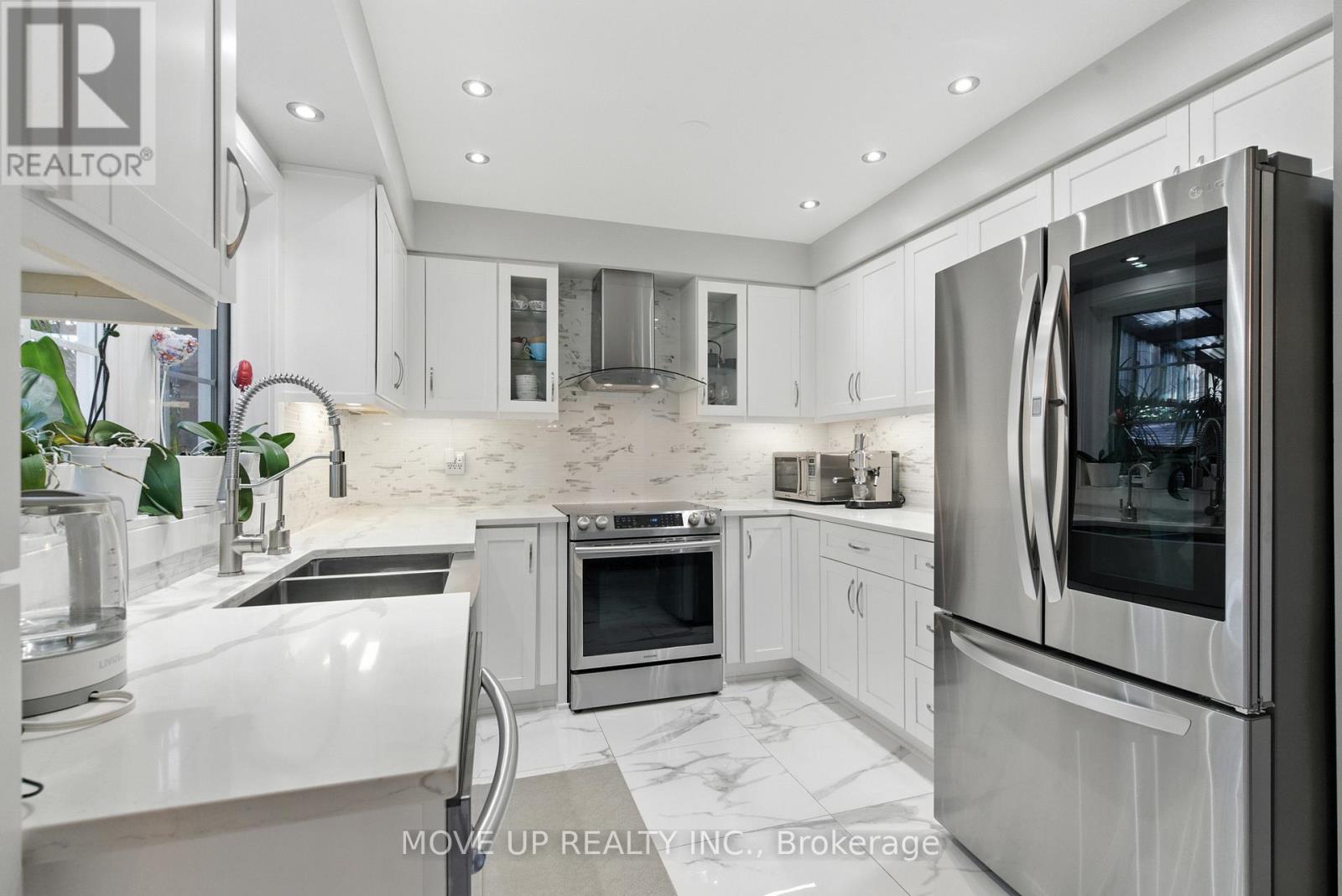 Photo 13 of 102 Trudelle Crescent, Brampton ON