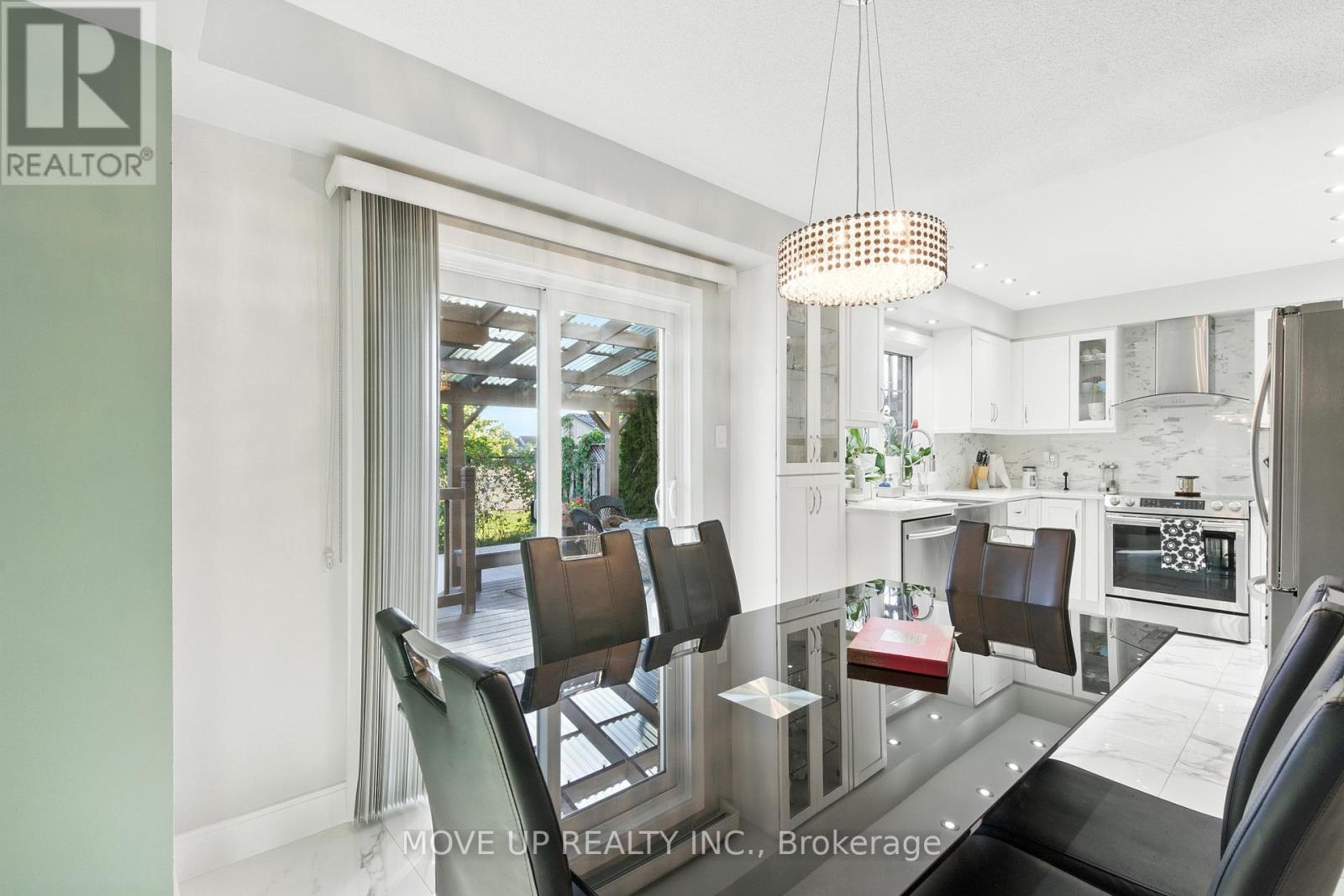 Photo 10 of 102 Trudelle Crescent, Brampton ON