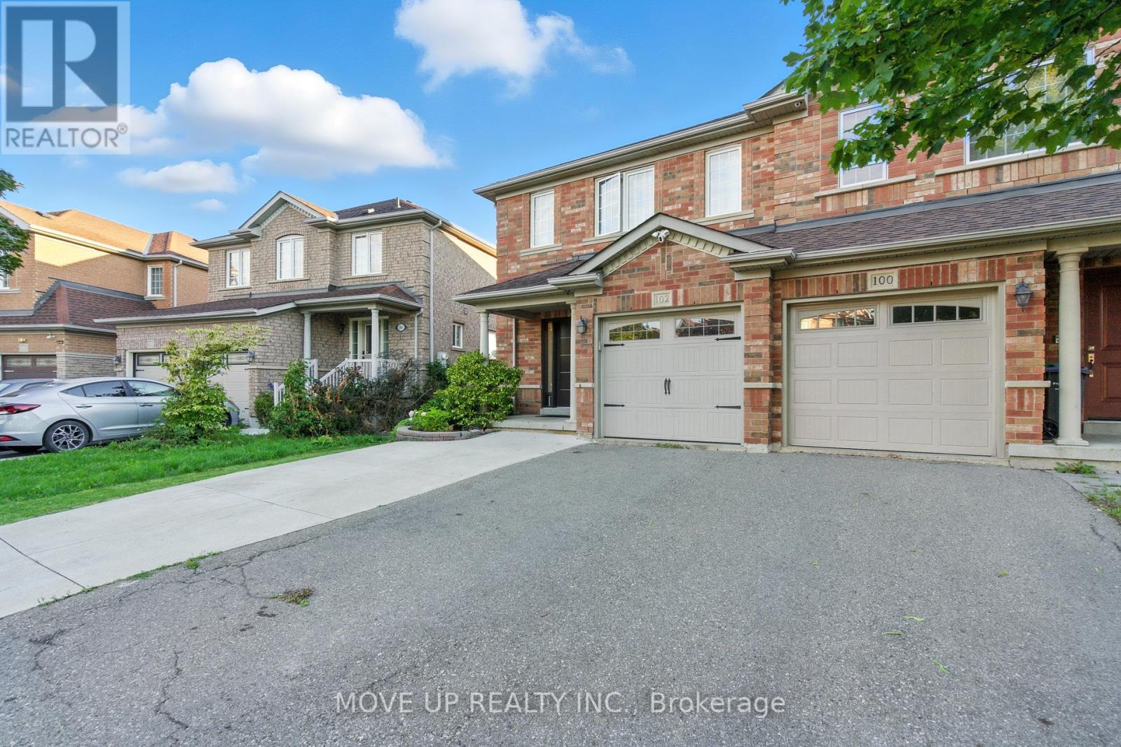 Photo 3 of 102 Trudelle Crescent, Brampton ON