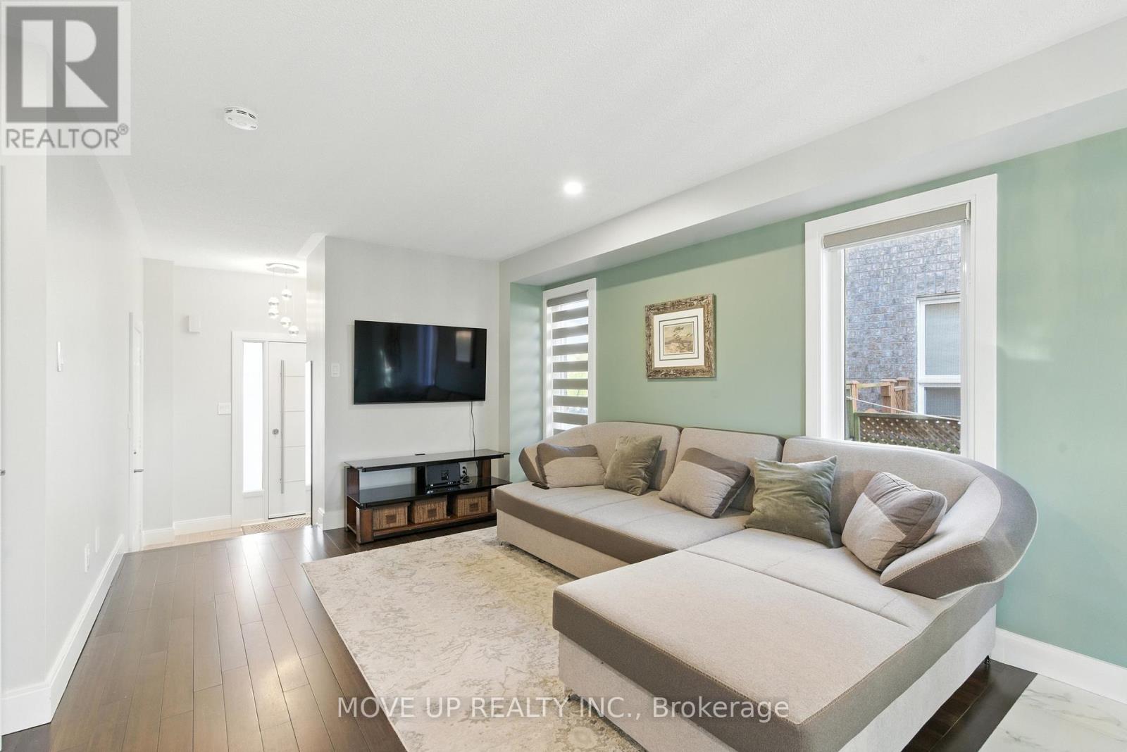 Photo 8 of 102 Trudelle Crescent, Brampton ON