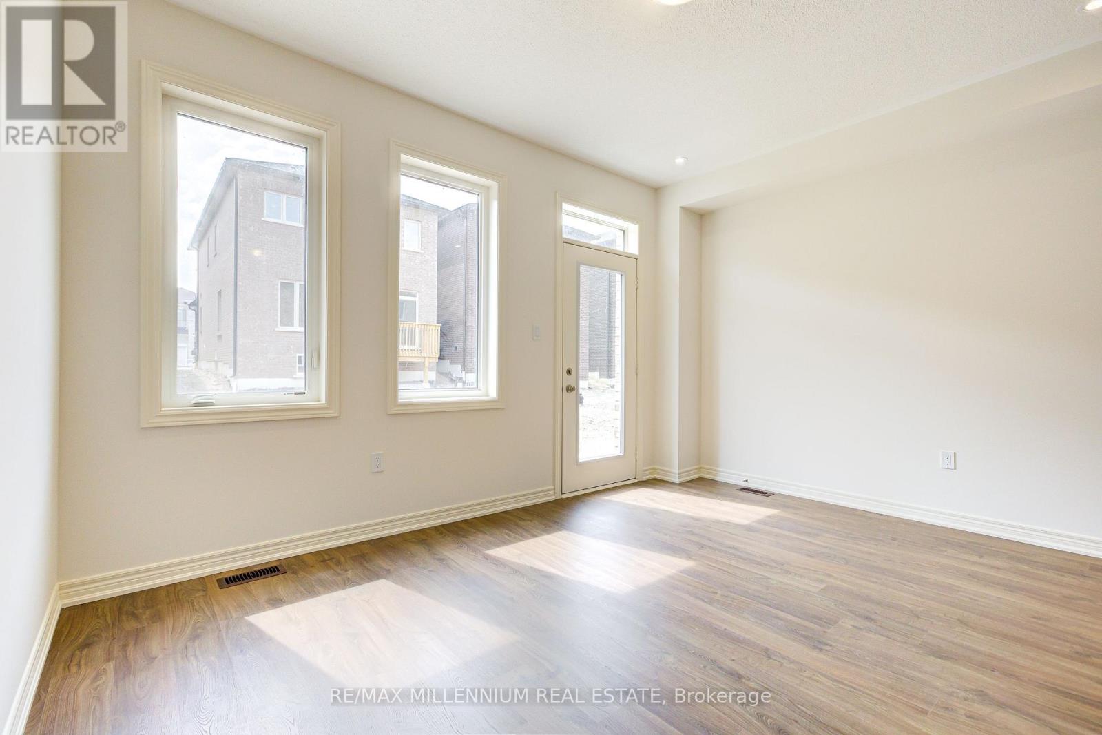 Photo 11 of 23 Gledhill Crescent, Cambridge ON