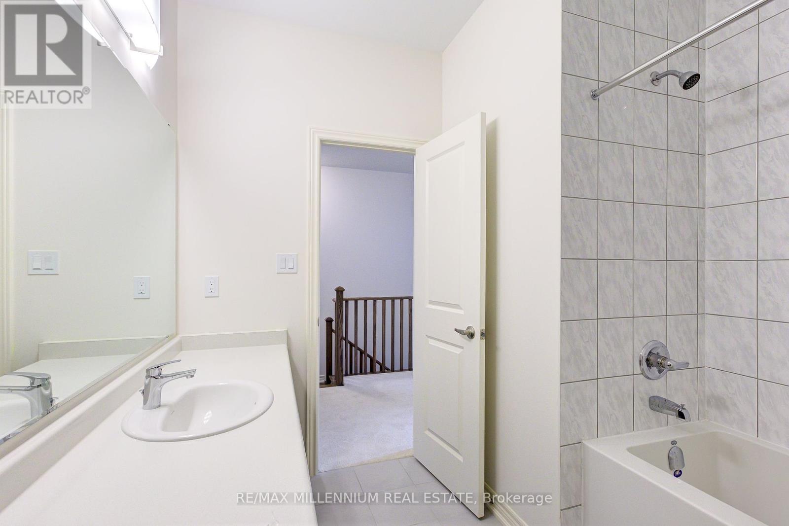 Photo 28 of 23 Gledhill Crescent, Cambridge ON