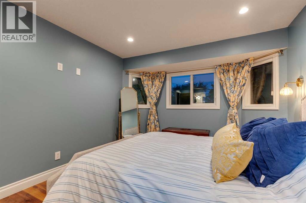 Photo 22 of 130 Windermere Road Sw, Calgary AB