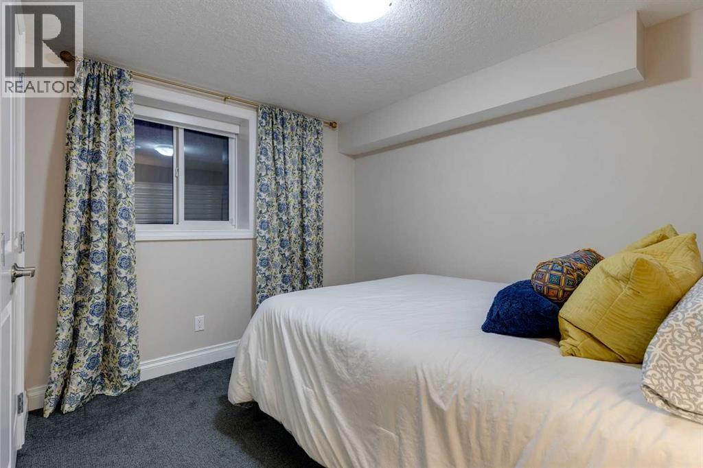 Photo 18 of 130 Windermere Road Sw, Calgary AB