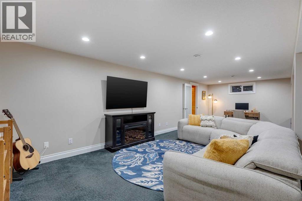 Photo 31 of 130 Windermere Road Sw, Calgary AB