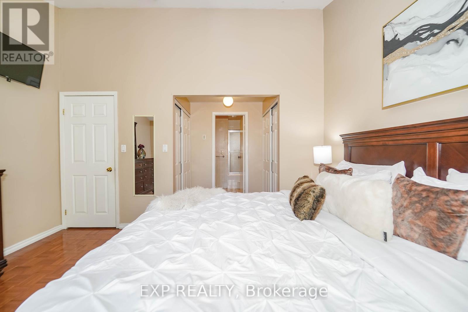 Photo 25 of 76 Salisbury Circle, Brampton ON