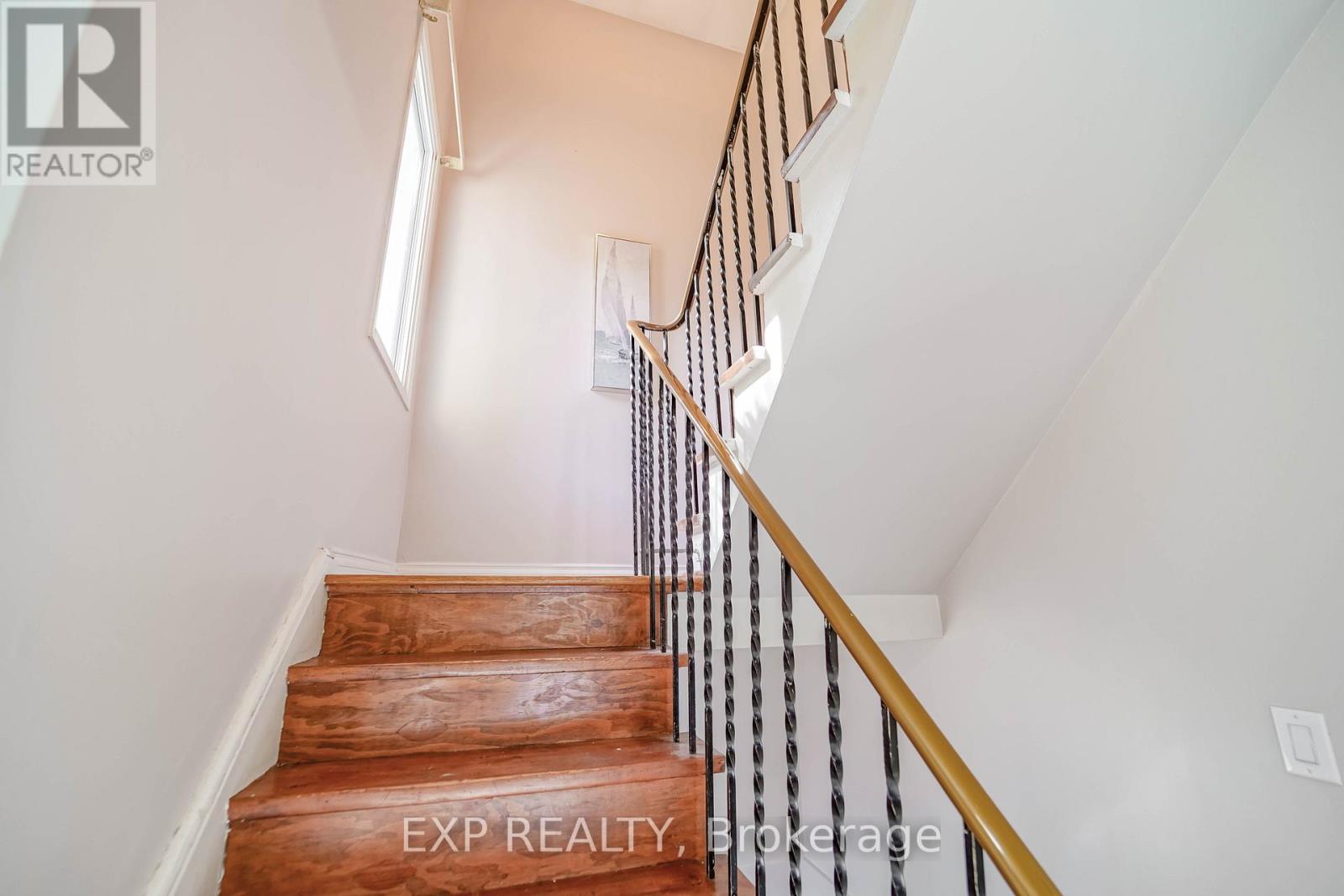 Photo 19 of 76 Salisbury Circle, Brampton ON