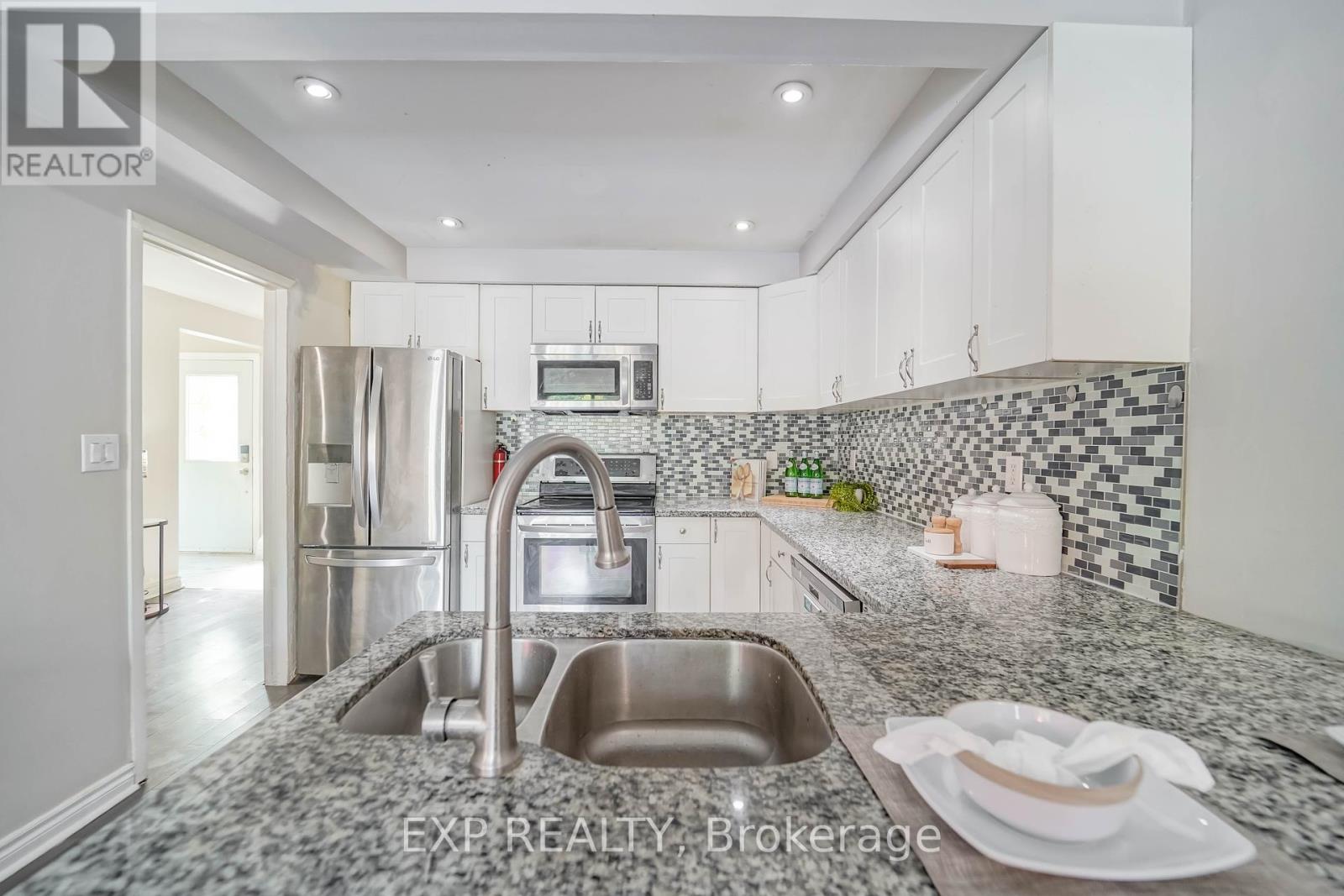 Photo 16 of 76 Salisbury Circle, Brampton ON