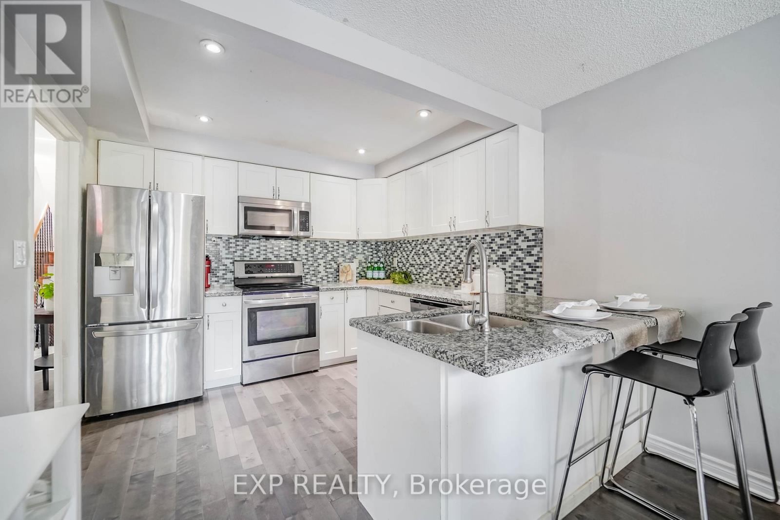 Photo 10 of 76 Salisbury Circle, Brampton ON