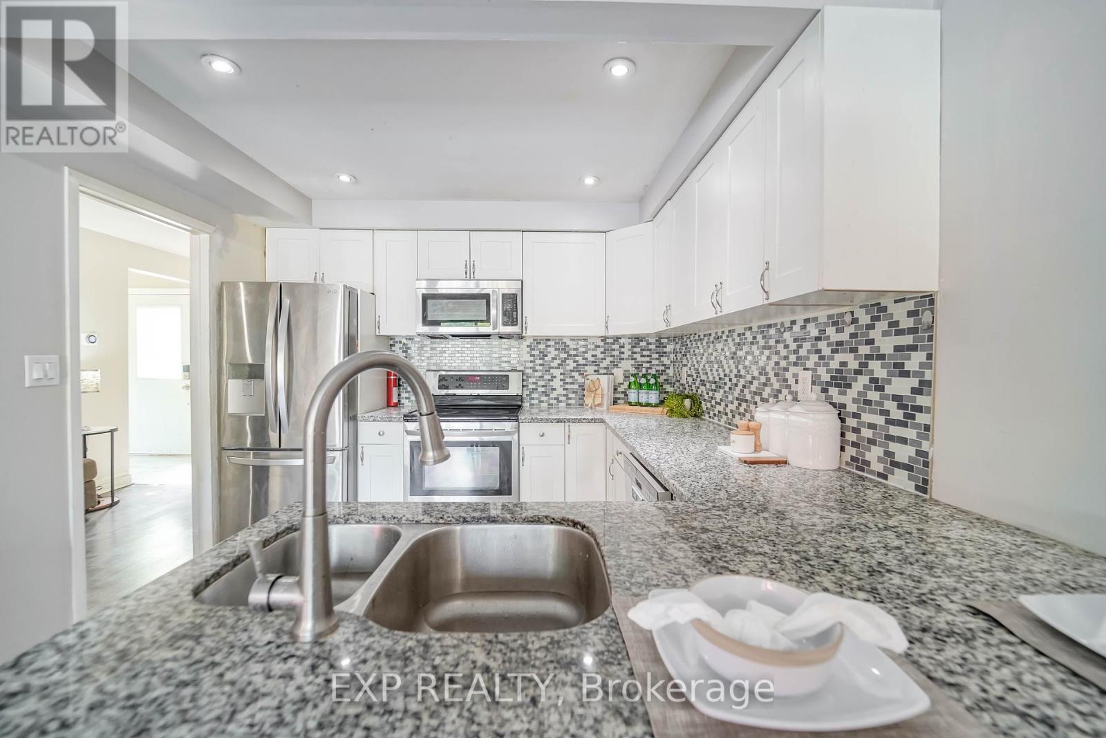 Photo 13 of 76 Salisbury Circle, Brampton ON