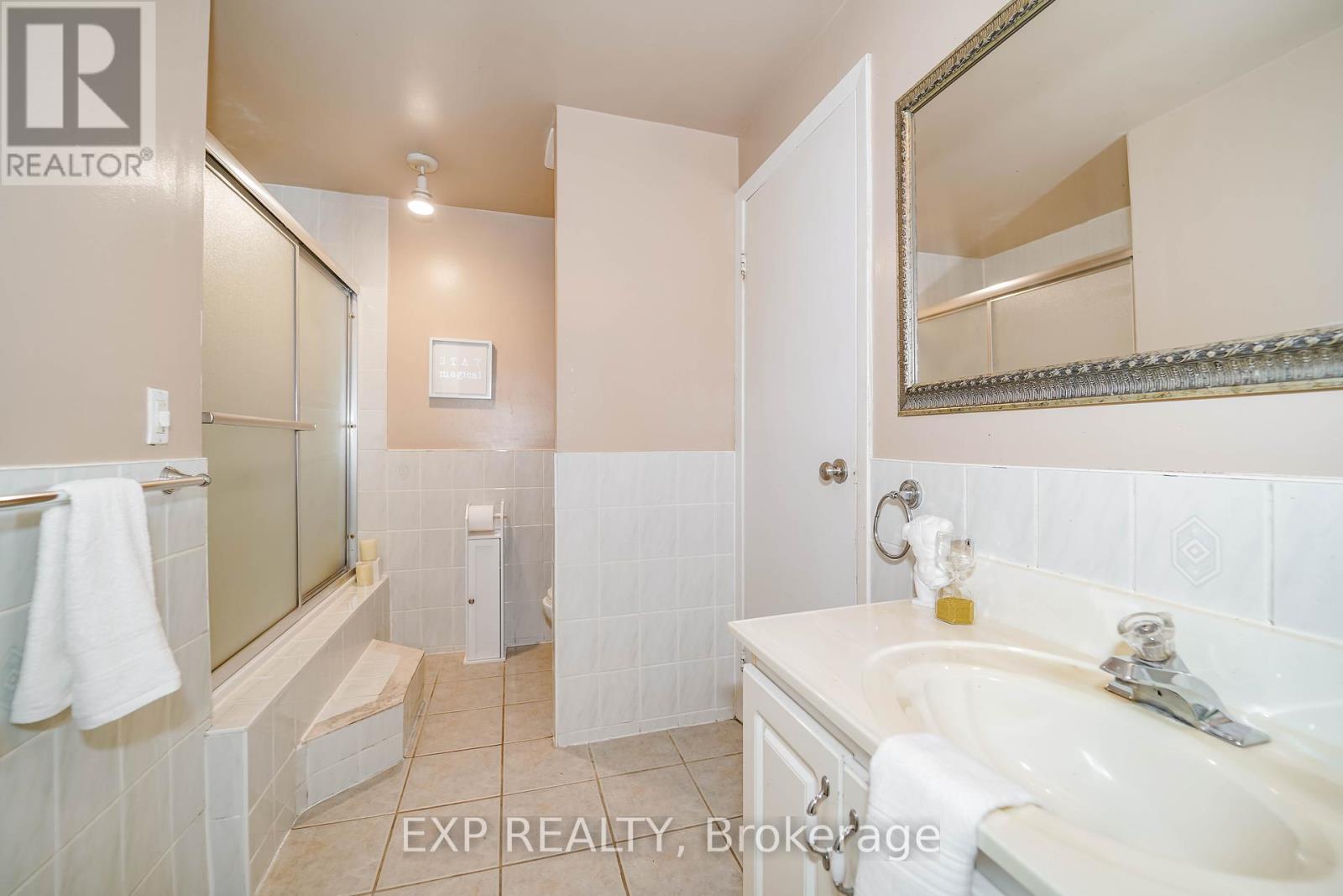 Photo 21 of 76 Salisbury Circle, Brampton ON