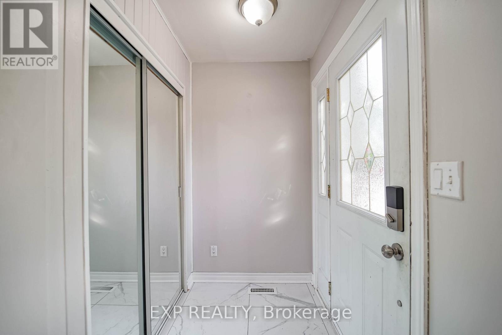 Photo 5 of 76 Salisbury Circle, Brampton ON