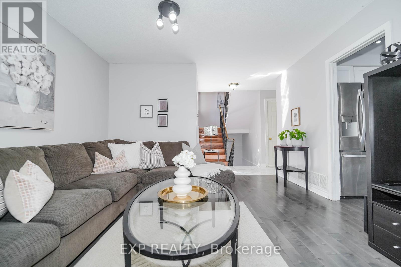 Photo 6 of 76 Salisbury Circle, Brampton ON