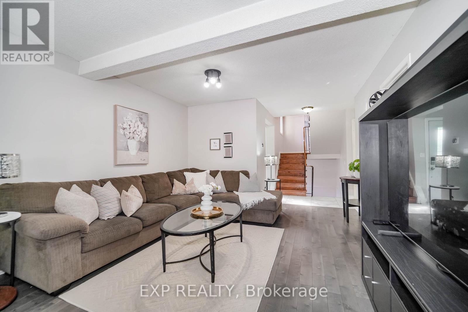Photo 7 of 76 Salisbury Circle, Brampton ON