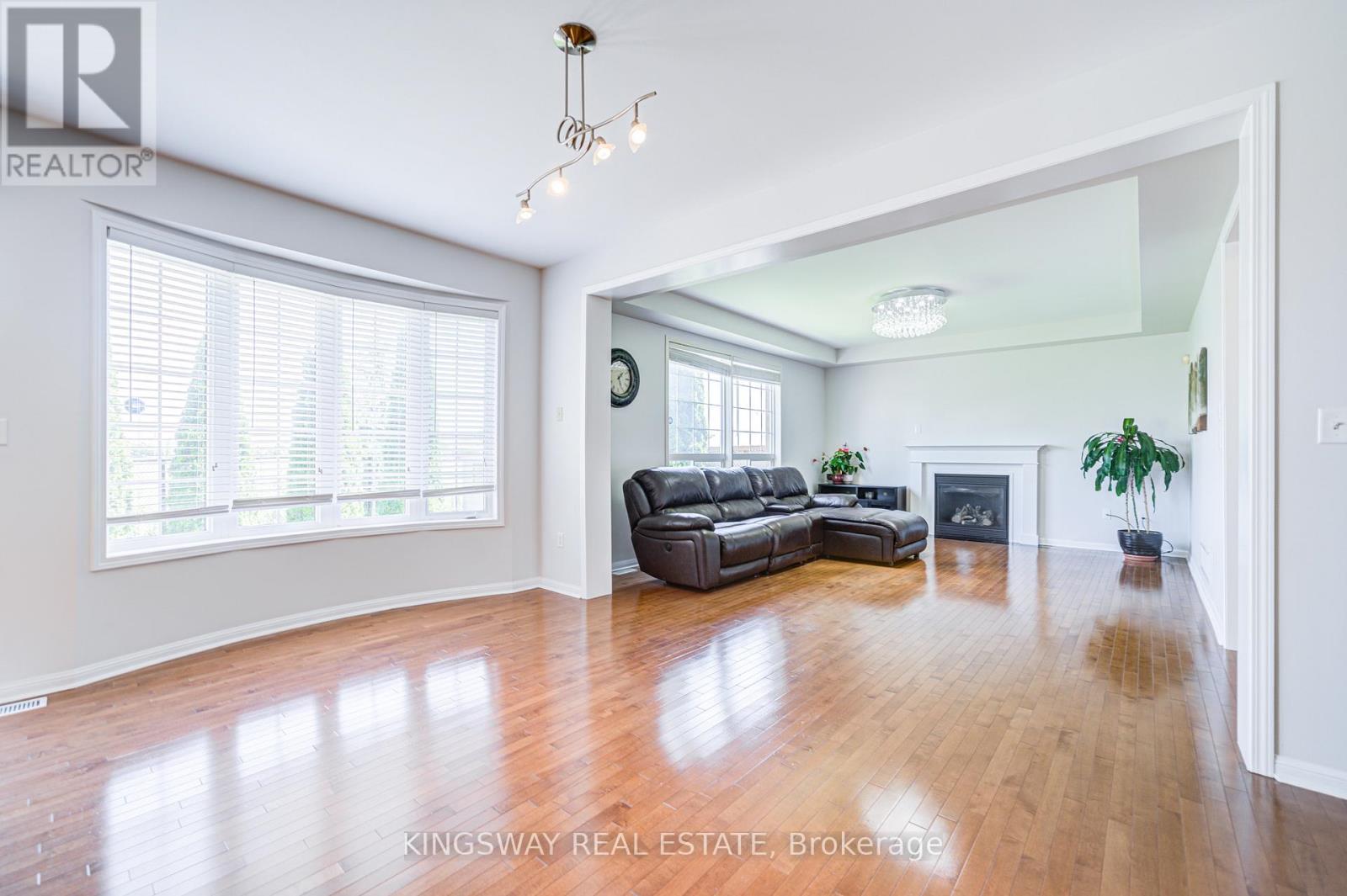 Photo 11 of 7 Bonavista Drive, Brampton ON