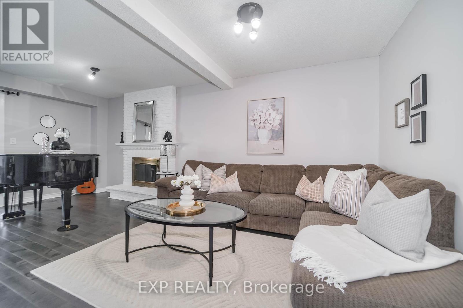 Photo 8 of 76 Salisbury Circle, Brampton ON