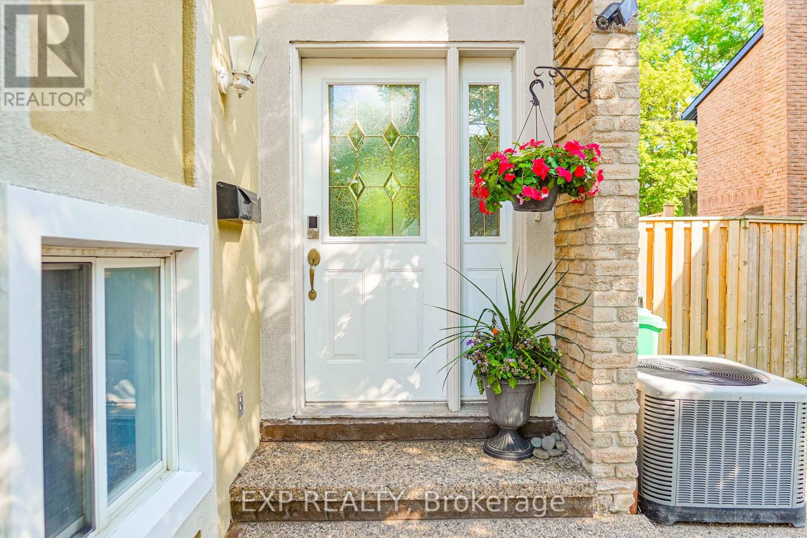 Photo 3 of 76 Salisbury Circle, Brampton ON