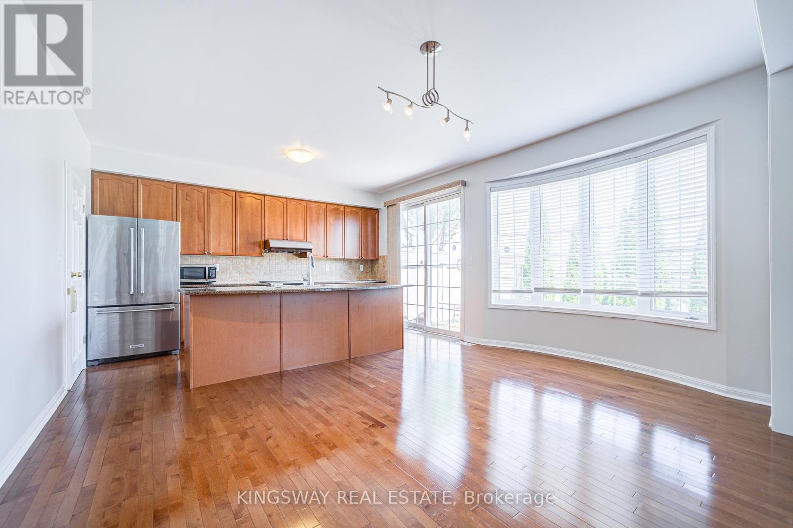 Photo 10 of 7 Bonavista Drive, Brampton ON