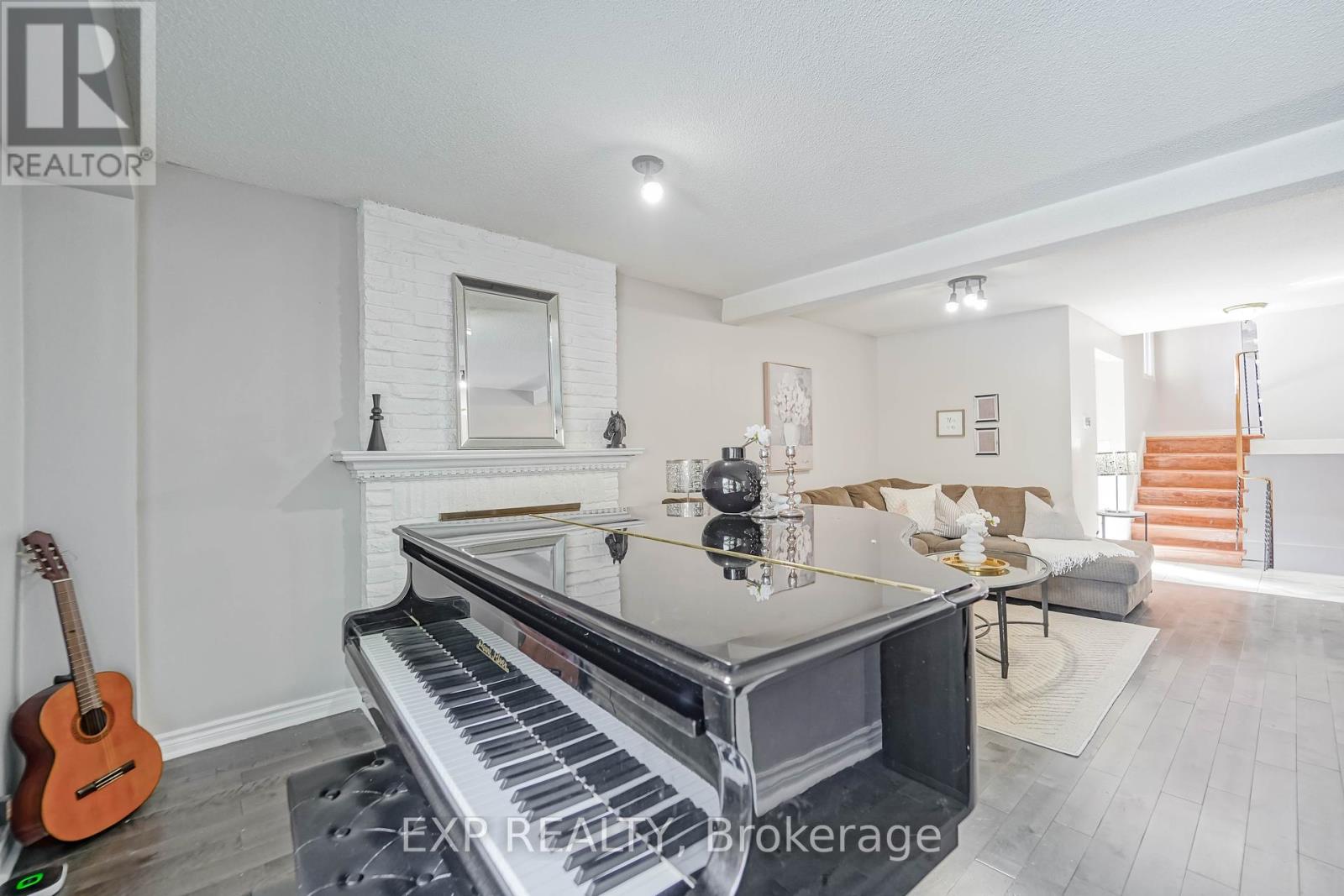 Photo 9 of 76 Salisbury Circle, Brampton ON
