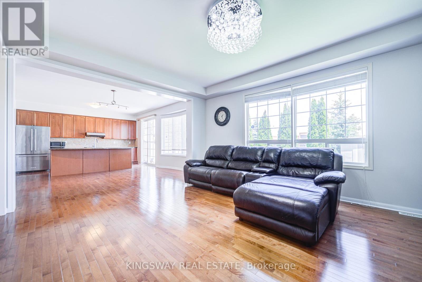 Photo 8 of 7 Bonavista Drive, Brampton ON