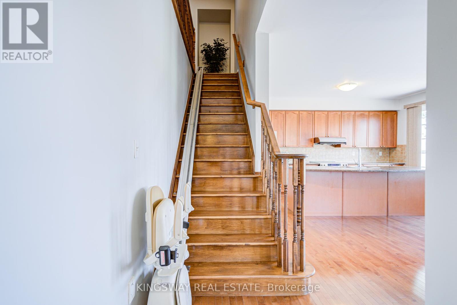 Photo 9 of 7 Bonavista Drive, Brampton ON