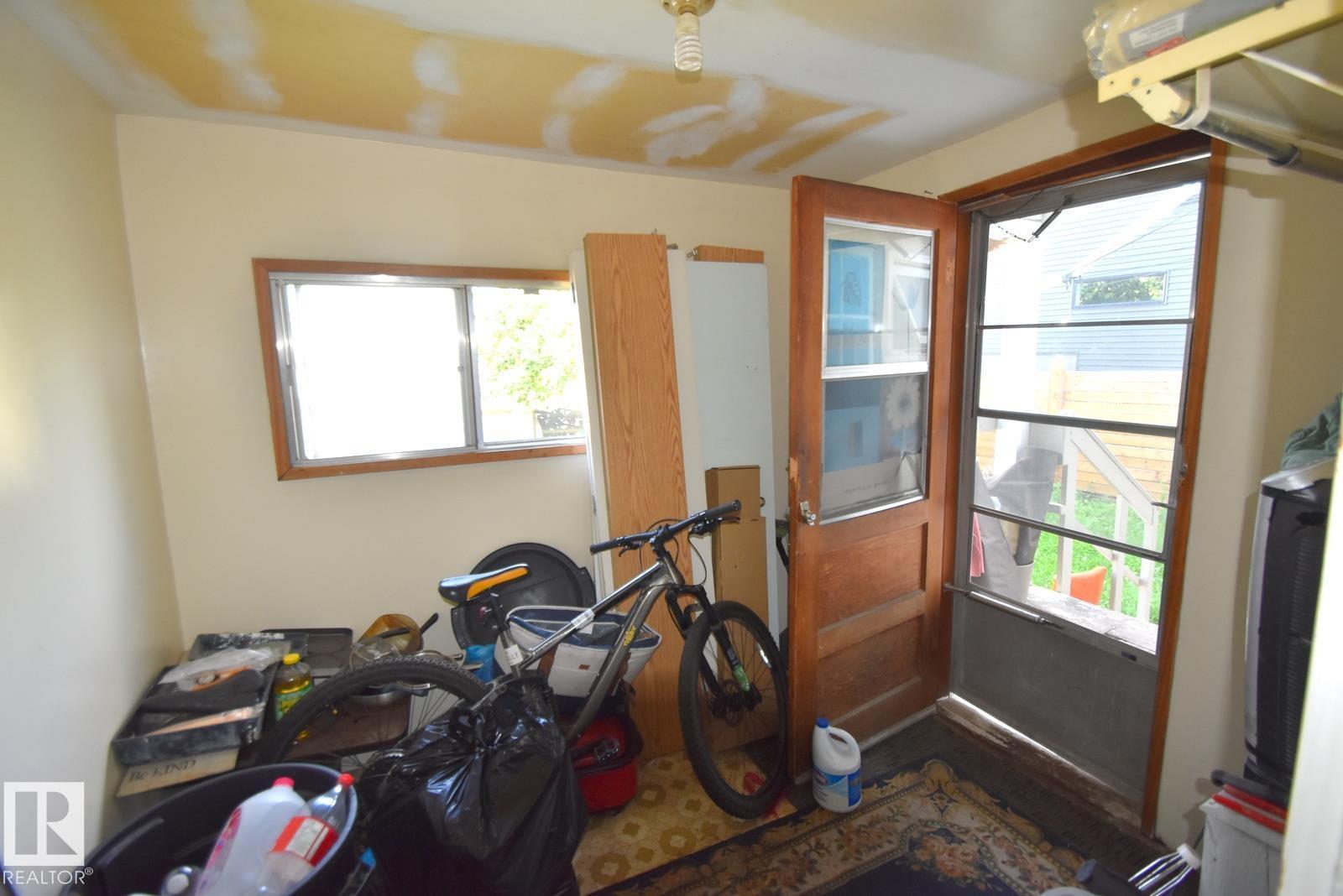 Photo 11 of 9634 110 Av Nw, Edmonton AB