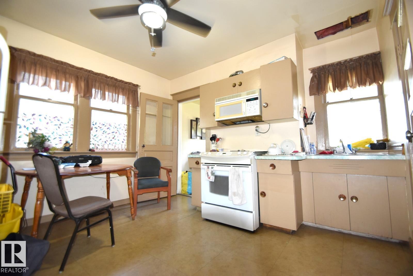 Photo 5 of 9634 110 Av Nw, Edmonton AB