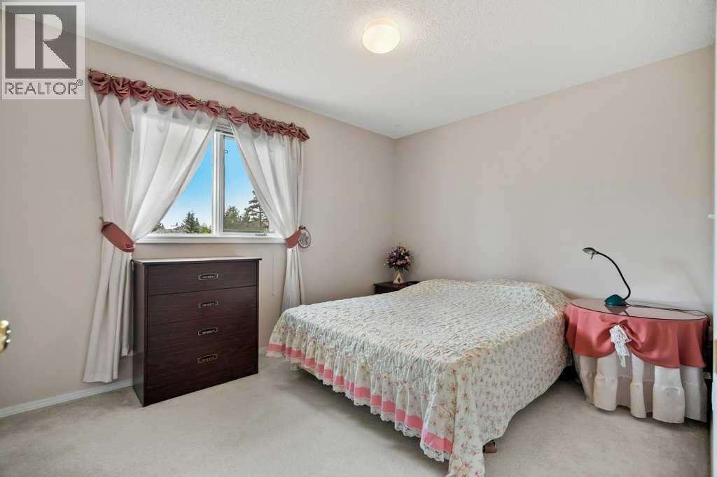 Photo 30 of 4 Hampshire Circle Nw, Calgary AB