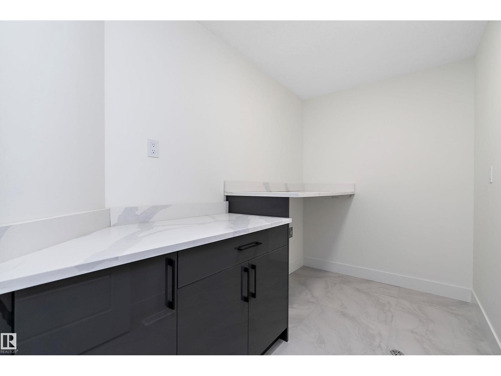 Photo 25 of 2532 210 St Nw, Edmonton AB