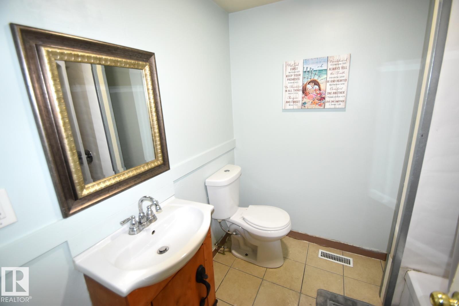 Photo 10 of 10734 92 St Nw, Edmonton AB