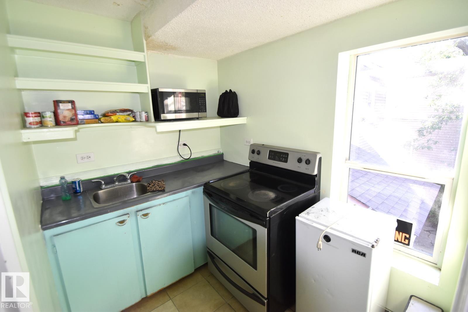 Photo 14 of 10734 92 St Nw, Edmonton AB