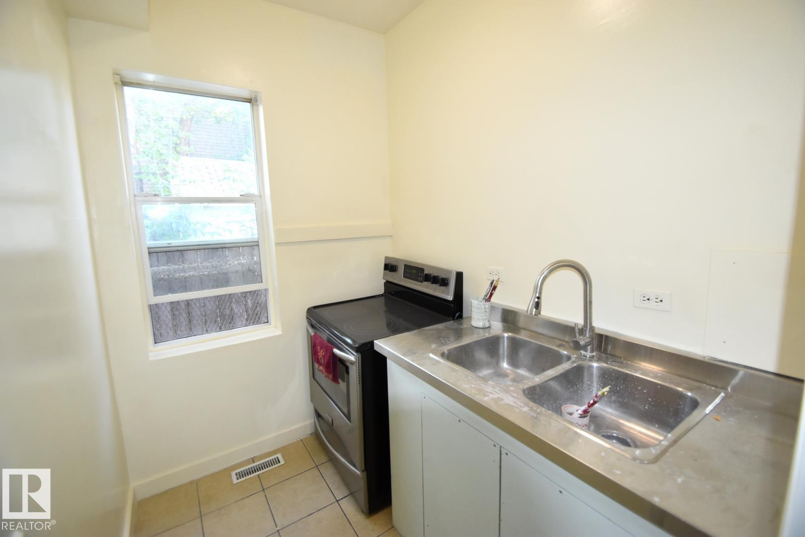 Photo 4 of 10734 92 St Nw, Edmonton AB